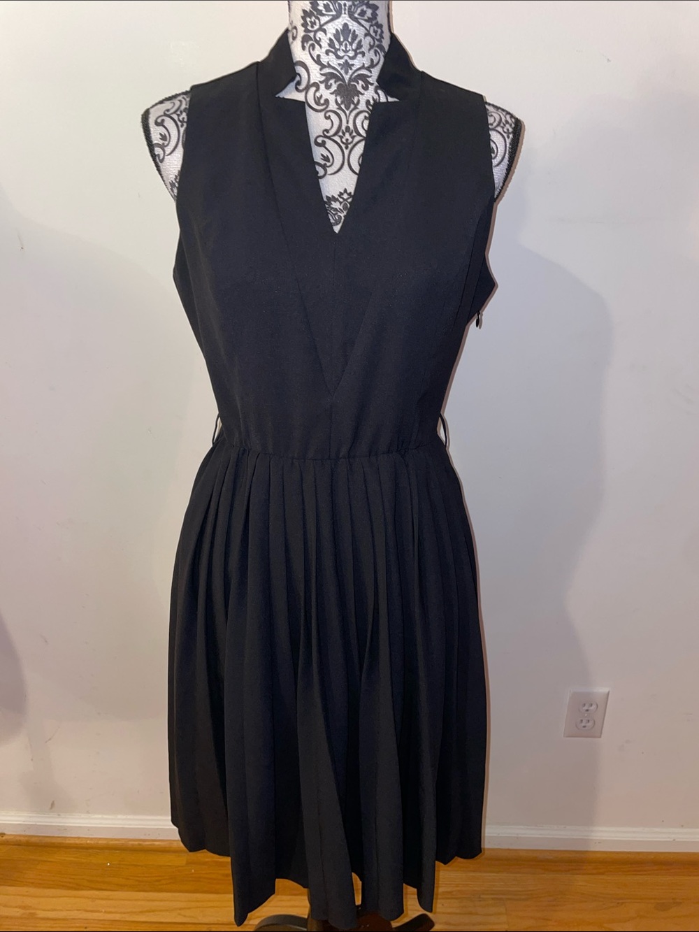 Y2K Grace Karin Black Sleeveless Pleated Midi Dress with V-Neck Size Medium